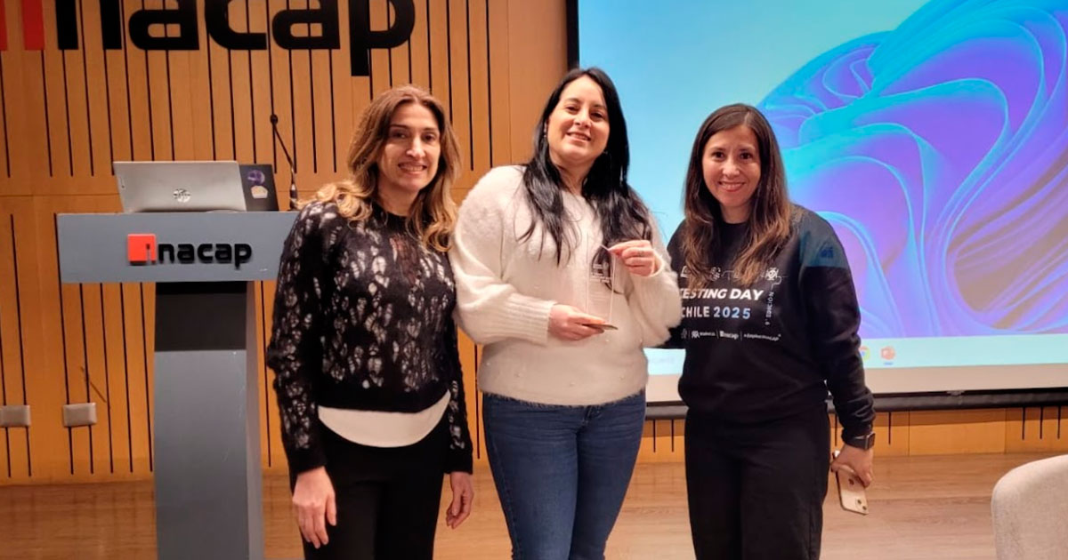 Vanesa Orciuoli y Paola Aguirre, de Ecosistemas Global, recibiendo el reconocimiento